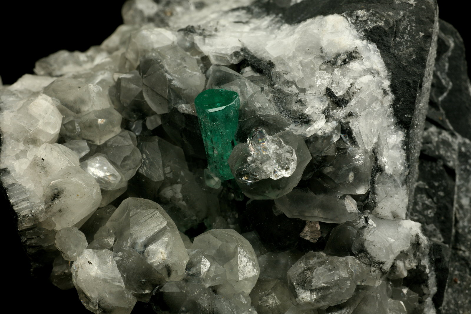 Beryl (variety emerald), Calcite, Quartz
Emerald crystal is 11mm long
(Autor: Fiebre Verde)