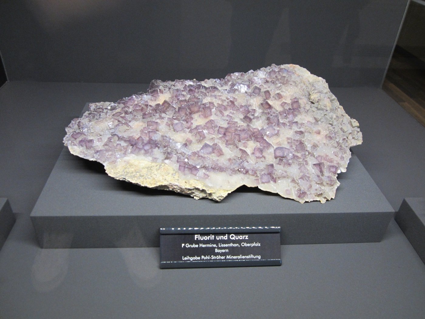 Fluorite, quartz
~ 30 cm
(Autor: Tobi)