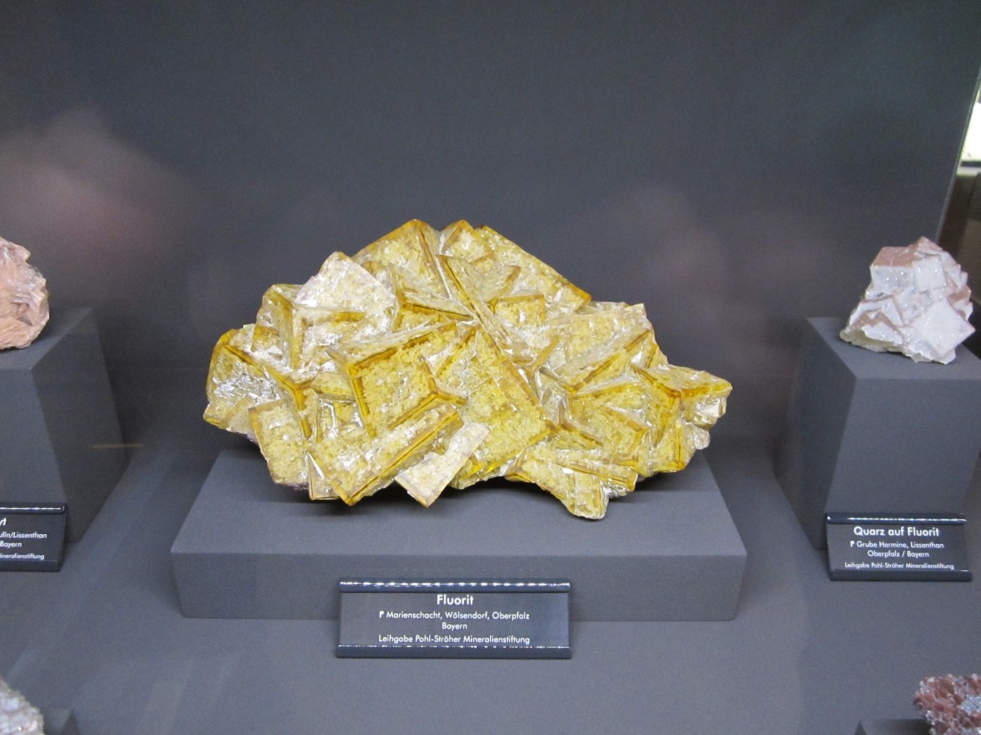 Fluorite
~ 25 cm
(Autor: Tobi)