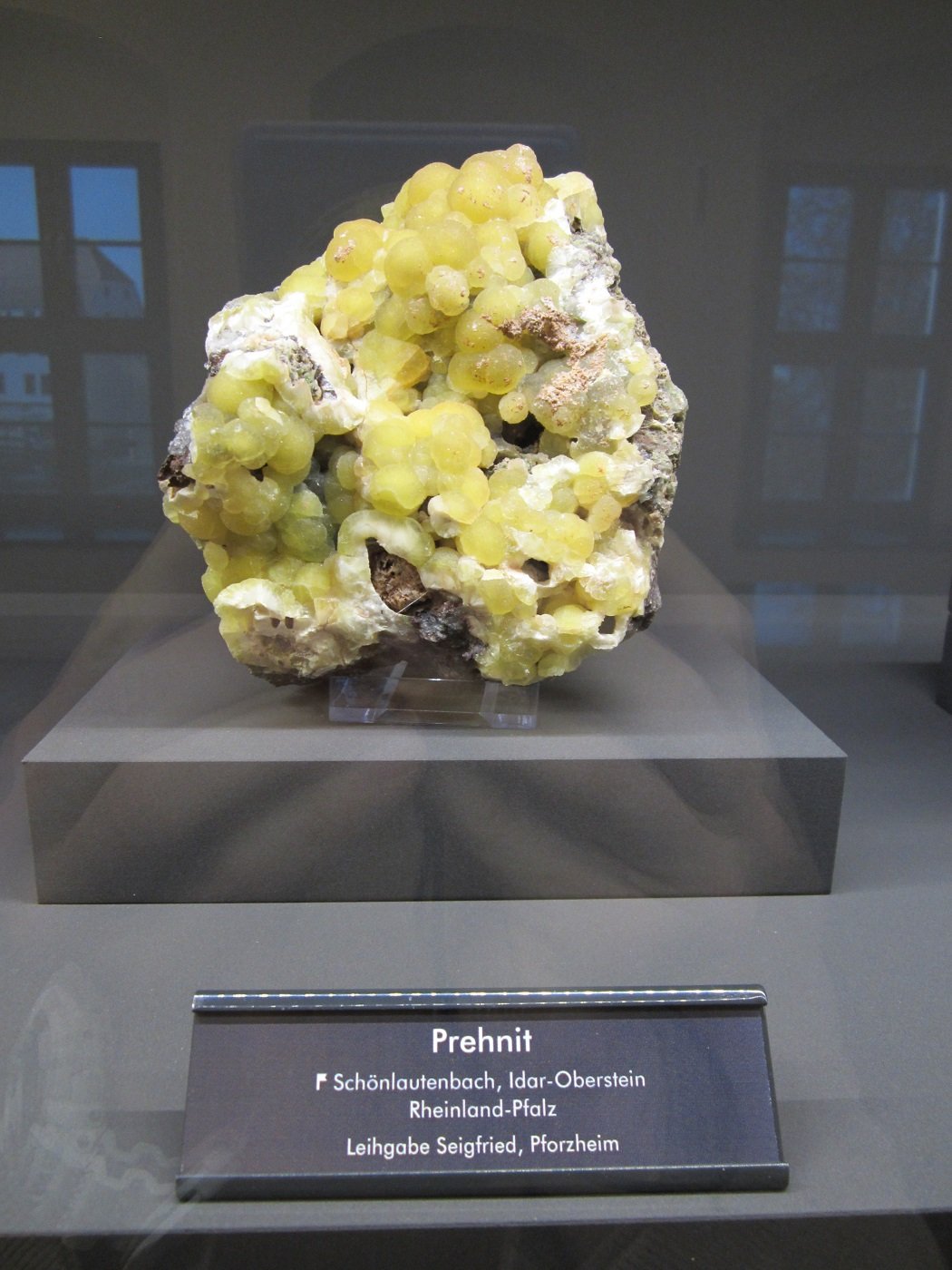 Prehnite
Specimen size 12-15 cm
(Autor: Tobi)