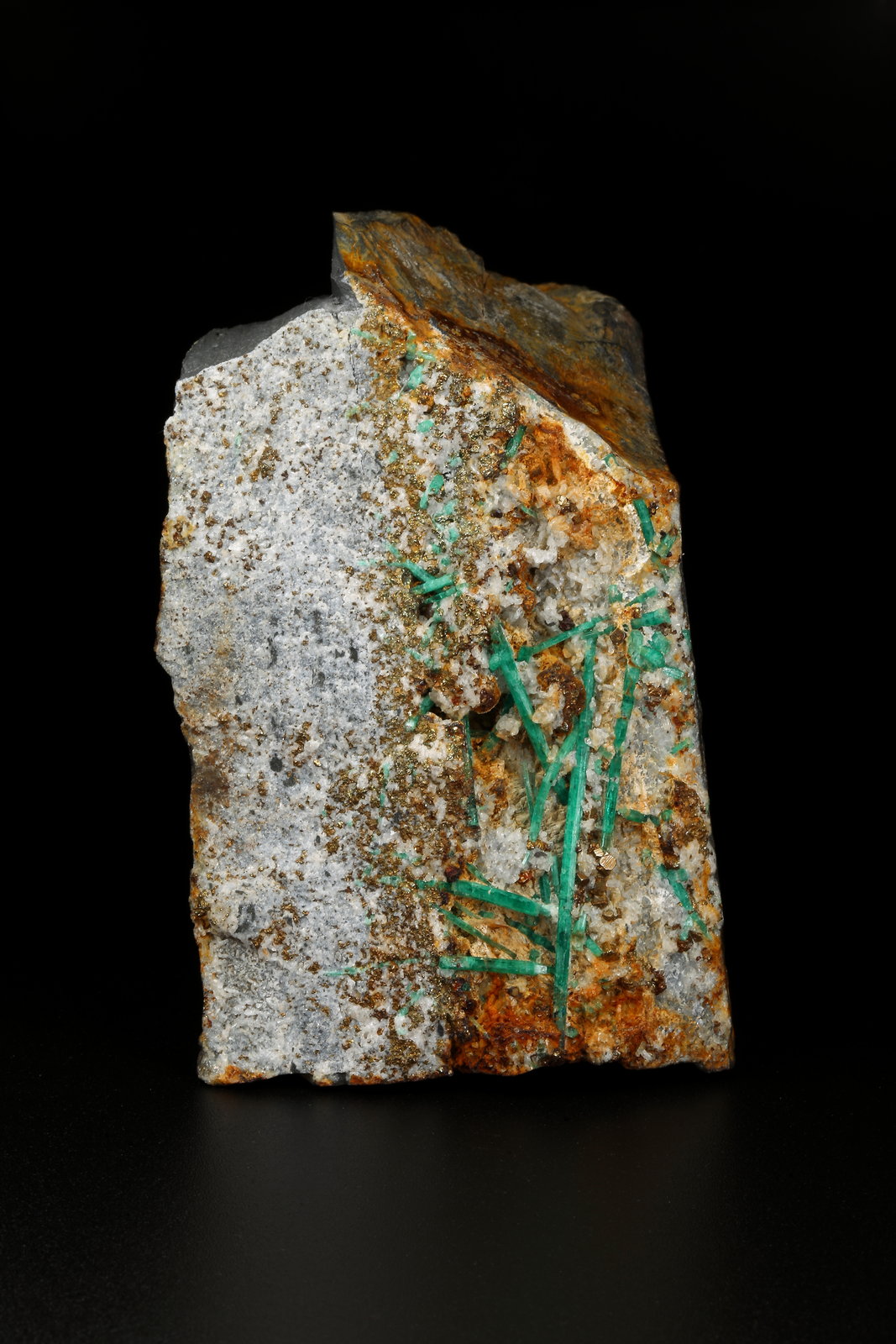 Beryl (variety emerald), Albite (variety cleavelandite), Pyrite
57x87x46mm, longest xl=44mm
(Autor: Fiebre Verde)
