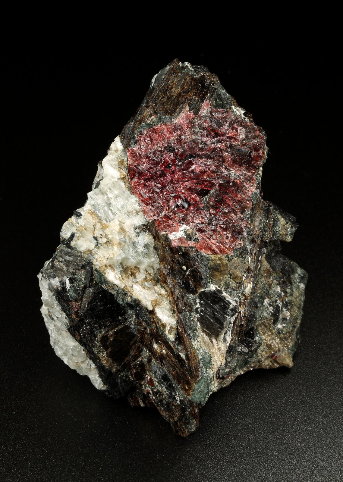 Rastsvetaevite, Fenaksite, Delhayelite, Lamprophyllite. Aegirine
72x47x47mm
(Autor: Fiebre Verde)
