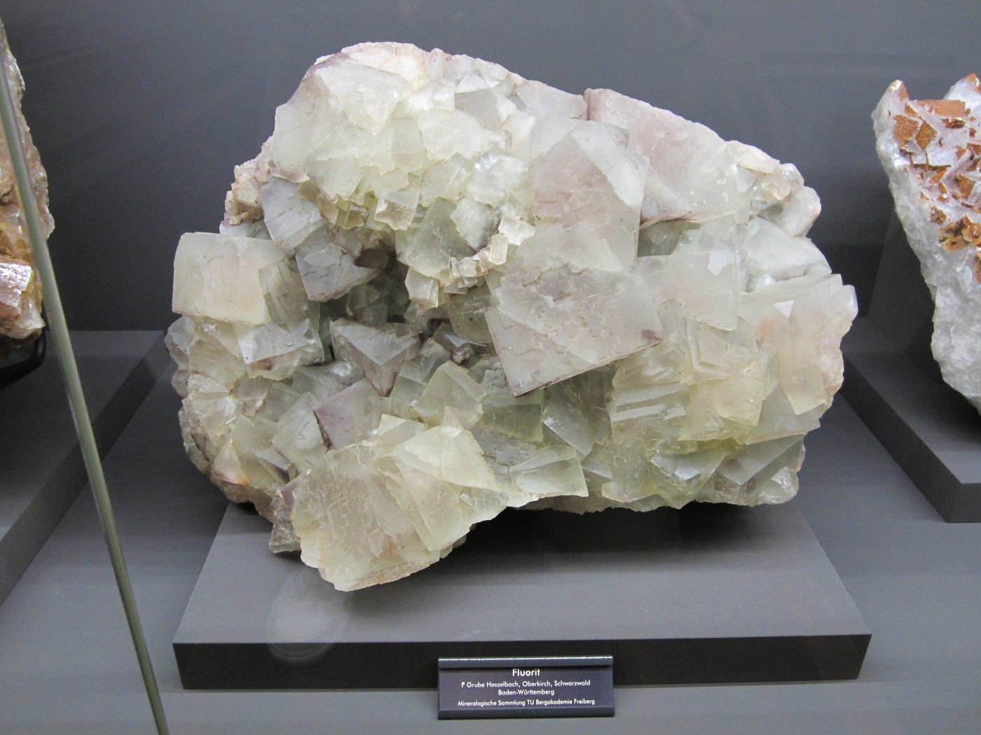 Fluorite
~ 35 cm
(Autor: Tobi)