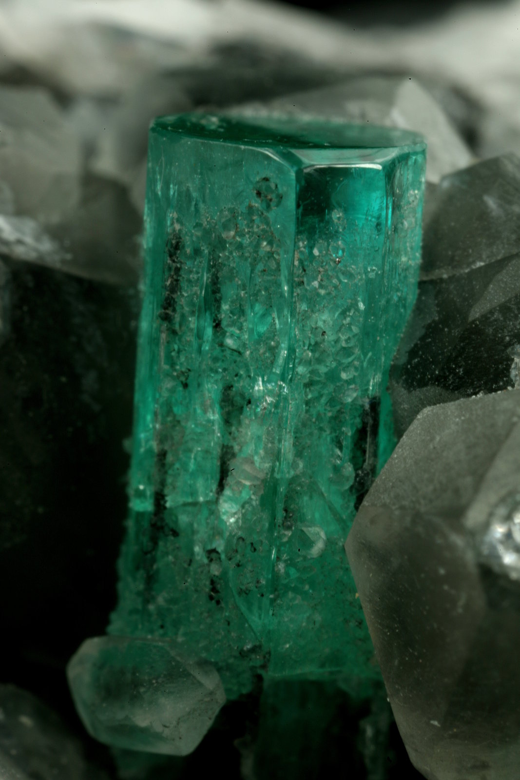 Beryl (variety emerald), Calcite, Quartz
Emerald crystal is 11mm long
(Autor: Fiebre Verde)