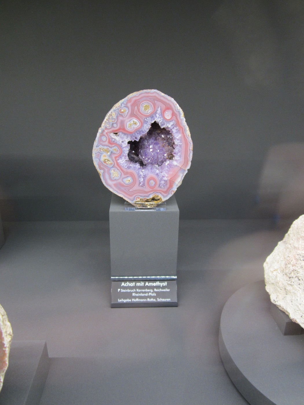 Quartz (variety agate and amethyst)
Specimen size ~ 15 cm
(Autor: Tobi)