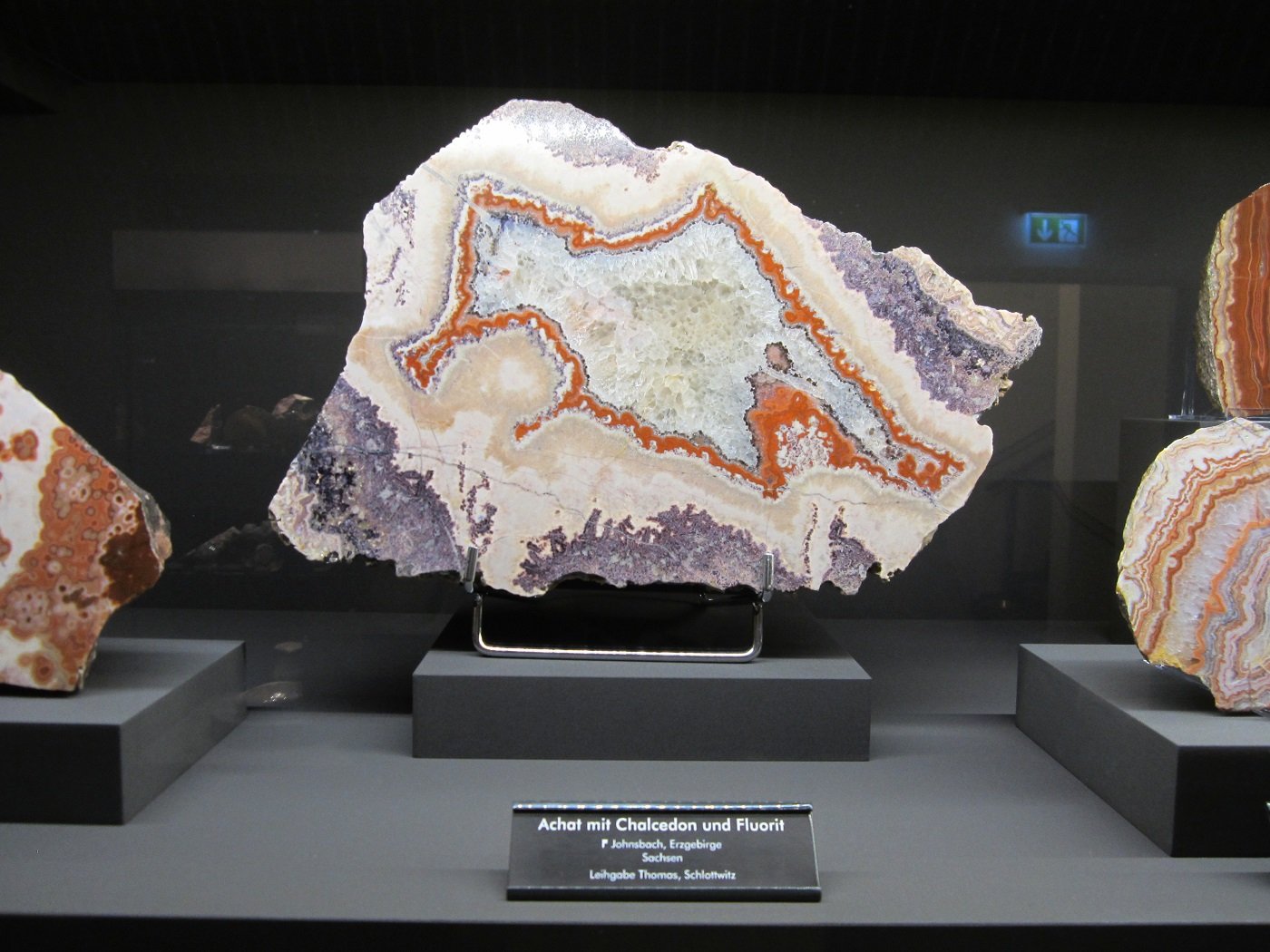 Quartz variety agate, Quartz variety chalcedony, Fluorite
~ 25 cm
(Autor: Tobi)