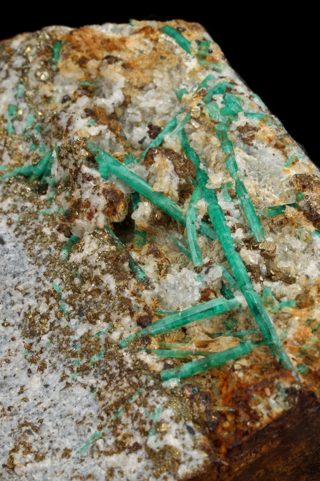 Beryl (variety emerald), Albite (variety cleavelandite), Pyrite
57x87x46mm, longest xl=44mm
(Autor: Fiebre Verde)