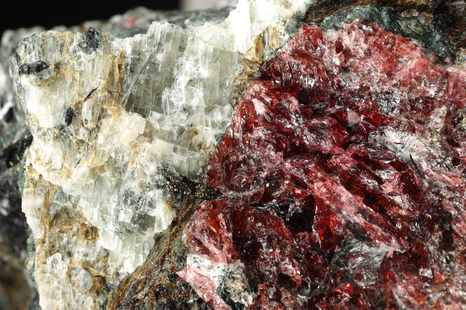 Rastsvetaevite, Fenaksite, Delhayelite, Lamprophyllite. Aegirine
72x47x47mm
(Autor: Fiebre Verde)