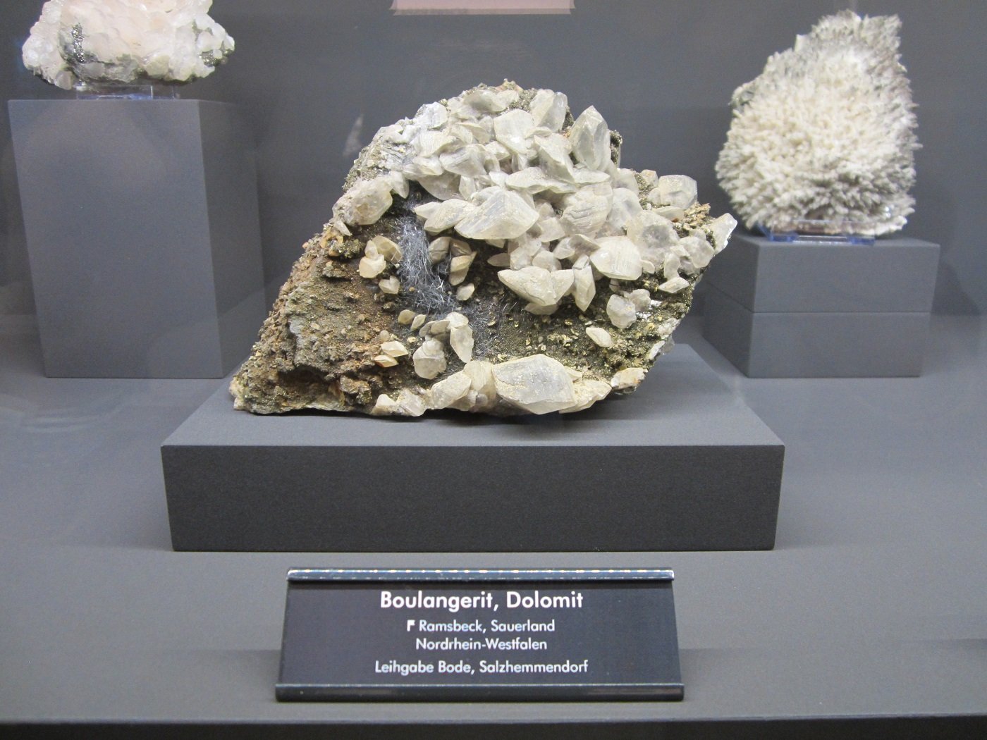 Boulangerite, Dolomite
~ 13 cm
(Autor: Tobi)