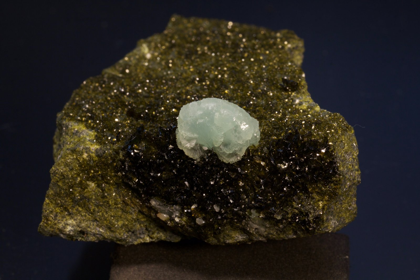 Prehnite on Epidote
6 cm wide x 3 cm high x 8 cm deep (front to back). Prehnite is 1.5 cm.
(Autor: vic rzonca)