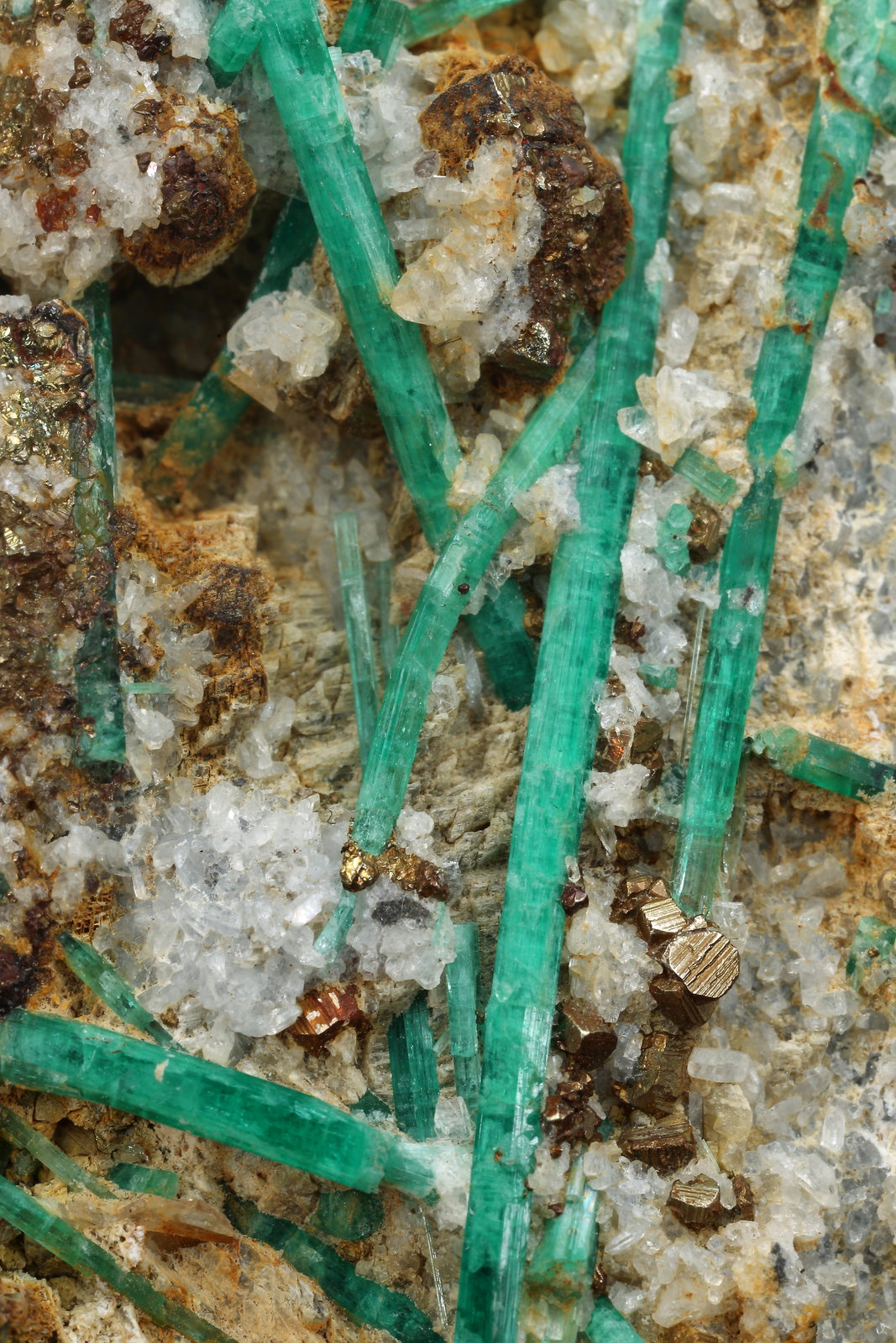 Beryl (variety emerald), Albite (variety cleavelandite), Pyrite
57x87x46mm, longest xl=44mm
(Autor: Fiebre Verde)