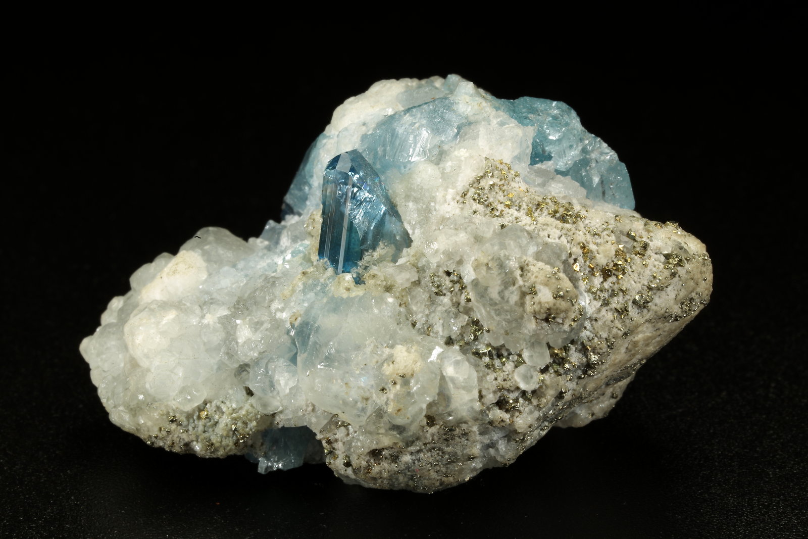 Euclase, Calcite, Pyrite
44x26x34mm, up to 7mm
(Autor: Fiebre Verde)