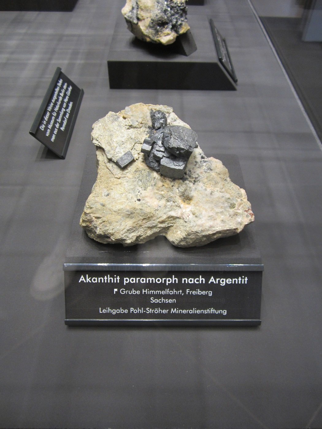 Acanthite paramorph after argentite
Specimen size ~ 9 cm
(Autor: Tobi)
