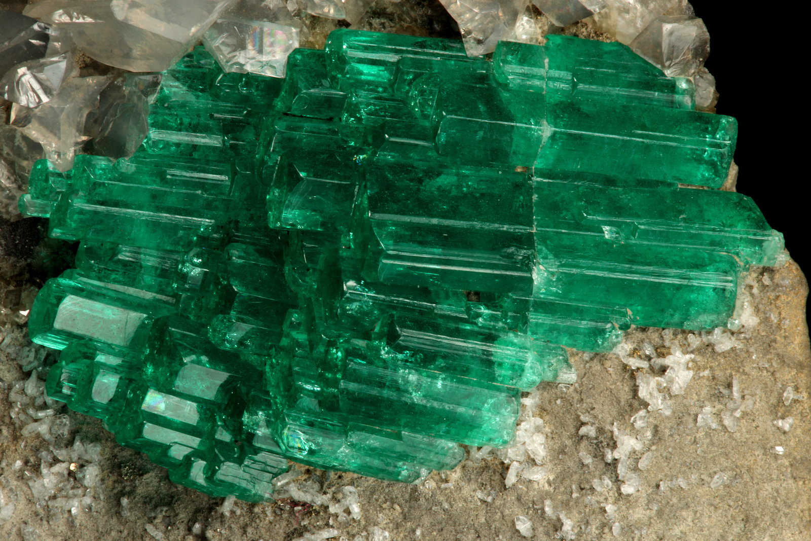 Beryl (variety emerald), Calcite, Pyrite, Albite
85x65x40mm, cluster=32x19mm
(Autor: Fiebre Verde)