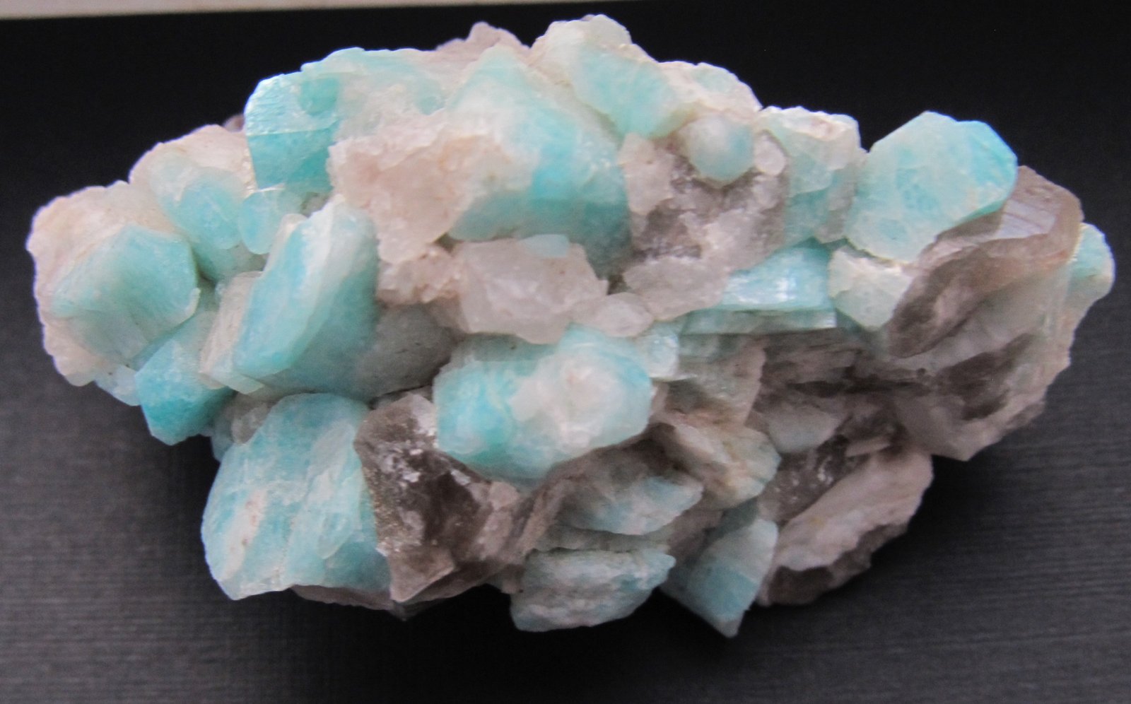Quartz (var. smoky) Microcline (var. amazonite) and Albite (var. cleavelandite)
5.8 x 3.3 x2.6 cm
(Autor: steven calamuci)