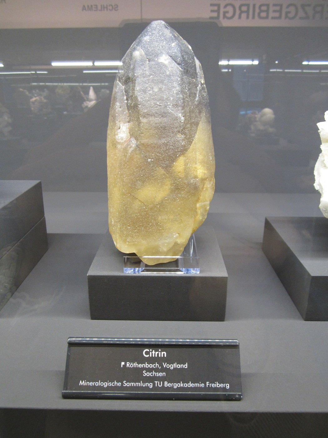 Quartz (variiety citrine)
Specimen size ~ 20 cm
(Autor: Tobi)