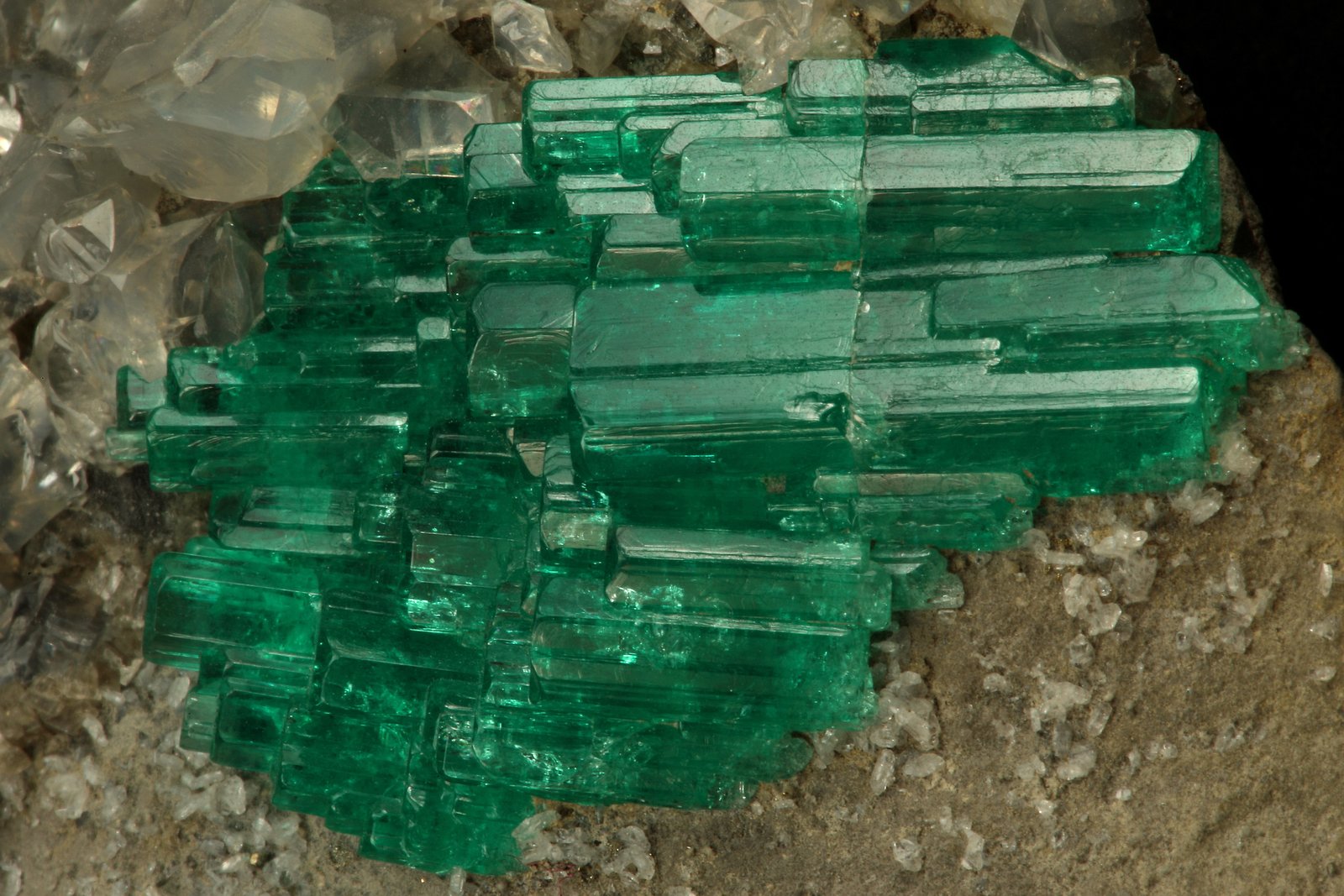 Beryl (variety emerald), Calcite, Pyrite, Albite
85x65x40mm, cluster=32x19mm
(Autor: Fiebre Verde)