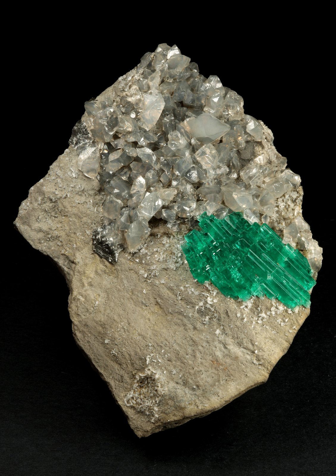 Beryl (variety emerald), Calcite, Pyrite, Albite
85x65x40mm, cluster=32x19mm
(Autor: Fiebre Verde)