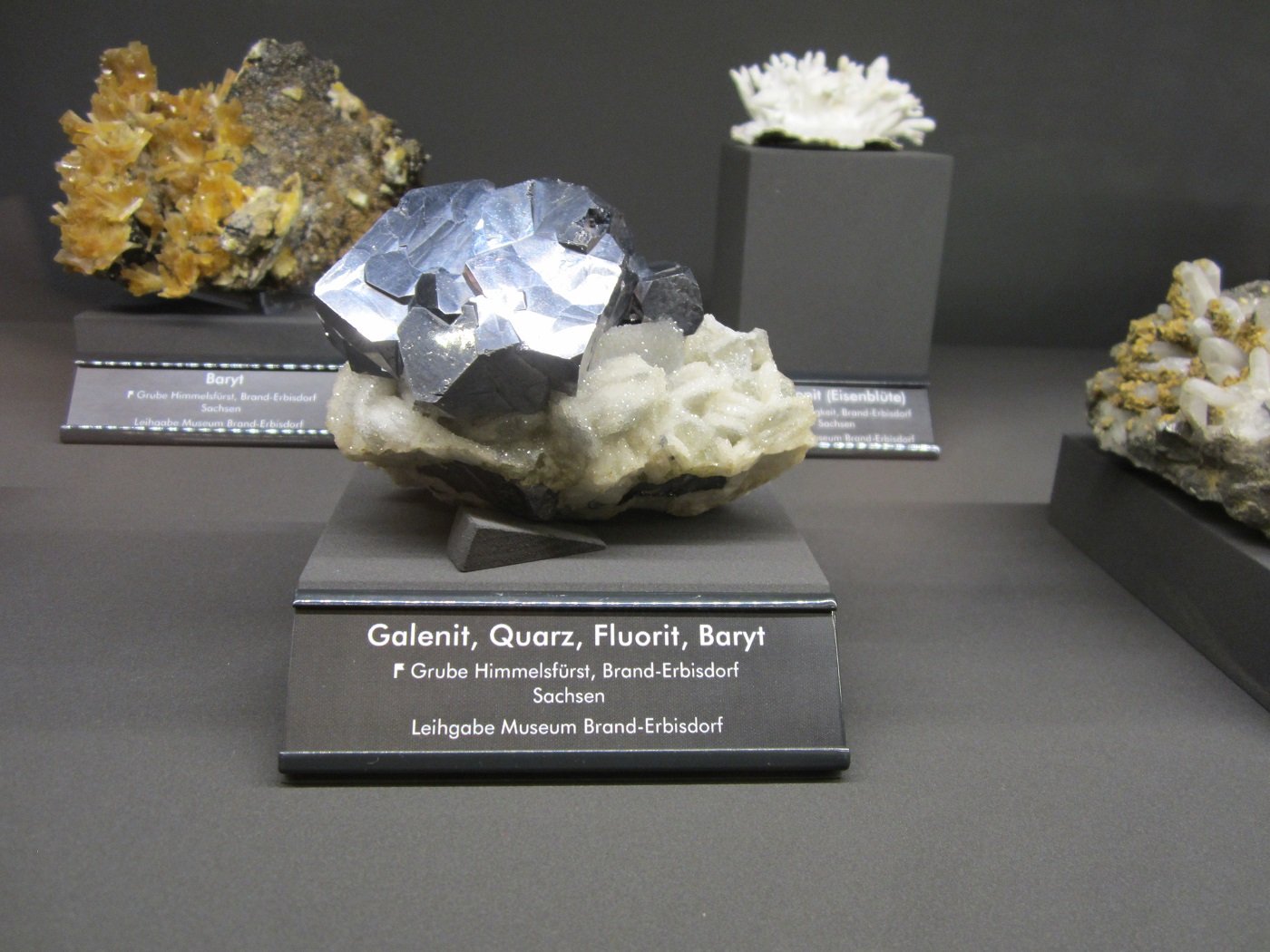 Galena with Quartz, Fluorite and Barite
Specimen size 11 cm
(Autor: Tobi)