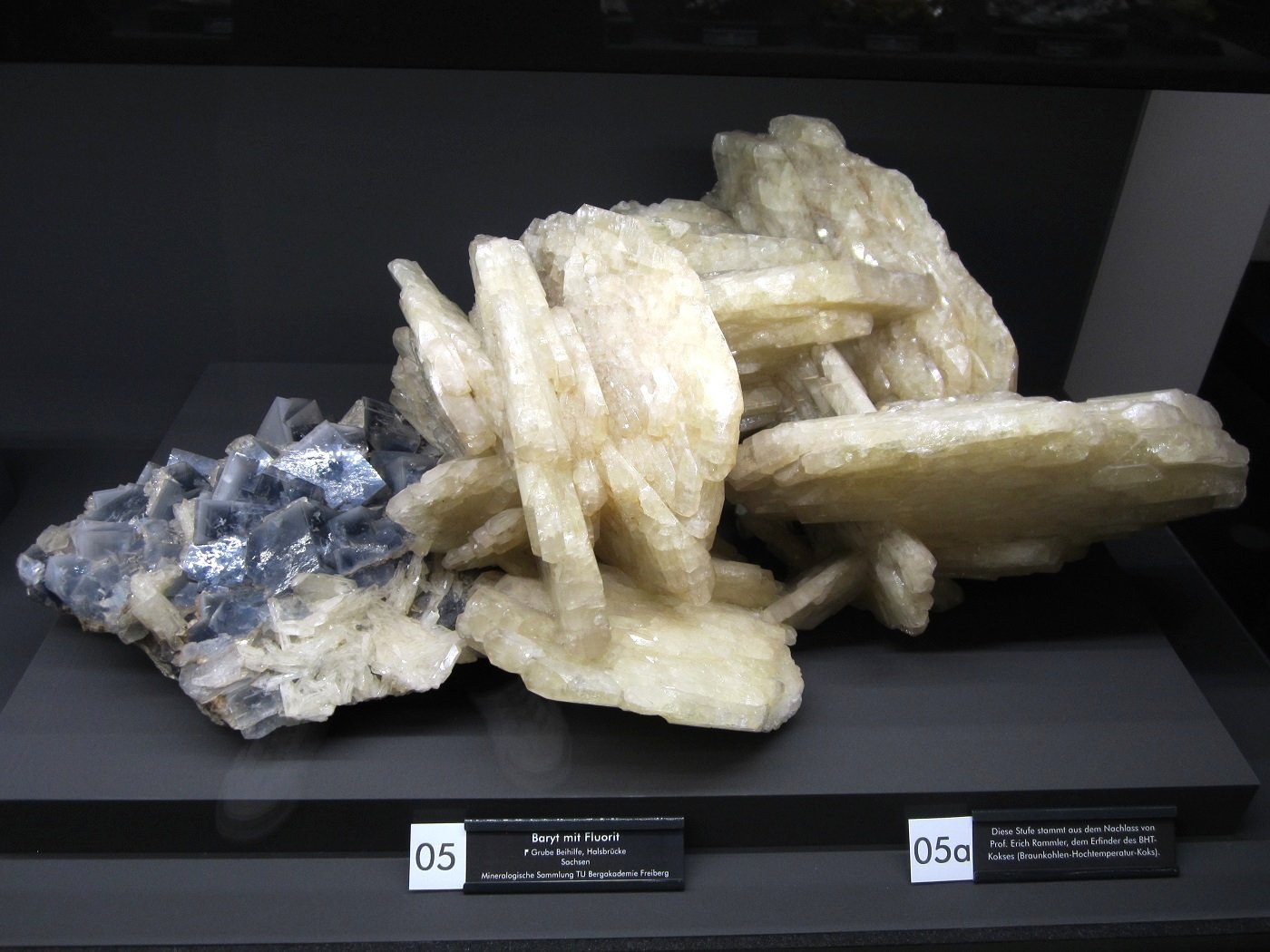 Fluorite, Barite
~ 45 cm
(Autor: Tobi)