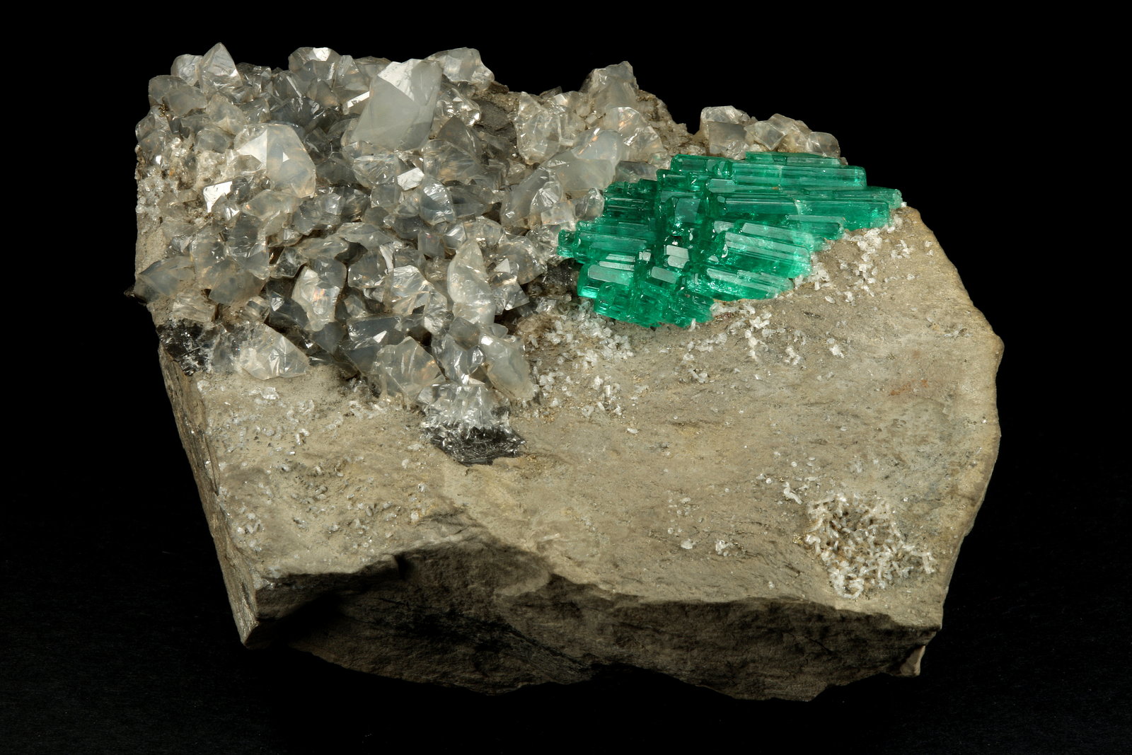 Beryl (variety emerald), Calcite, Pyrite, Albite
85x65x40mm, cluster=32x19mm
(Autor: Fiebre Verde)