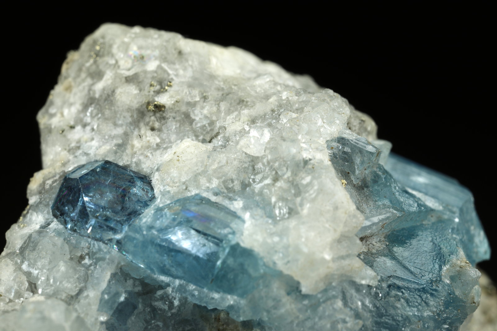 Euclase, Calcite, Pyrite
44x26x34mm, up to 7mm
(Autor: Fiebre Verde)