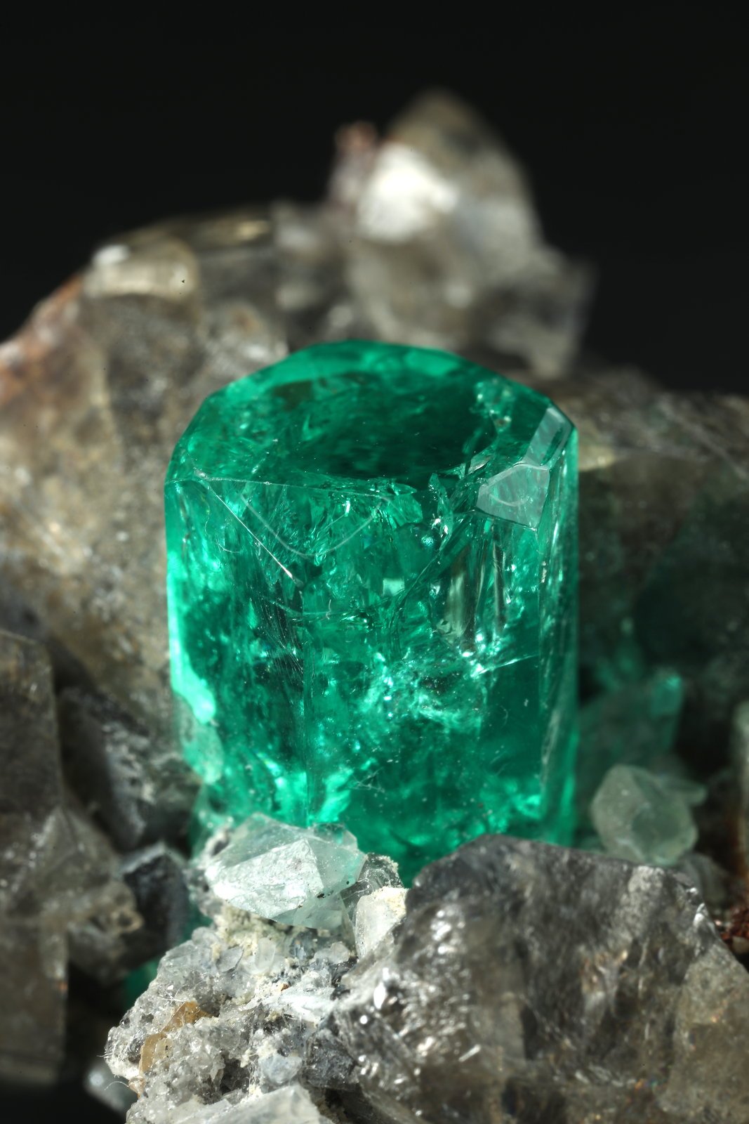 Beryl (variety emerald), Calcite, Dolomite
37x24x31mm, xl=24mm
(Autor: Fiebre Verde)