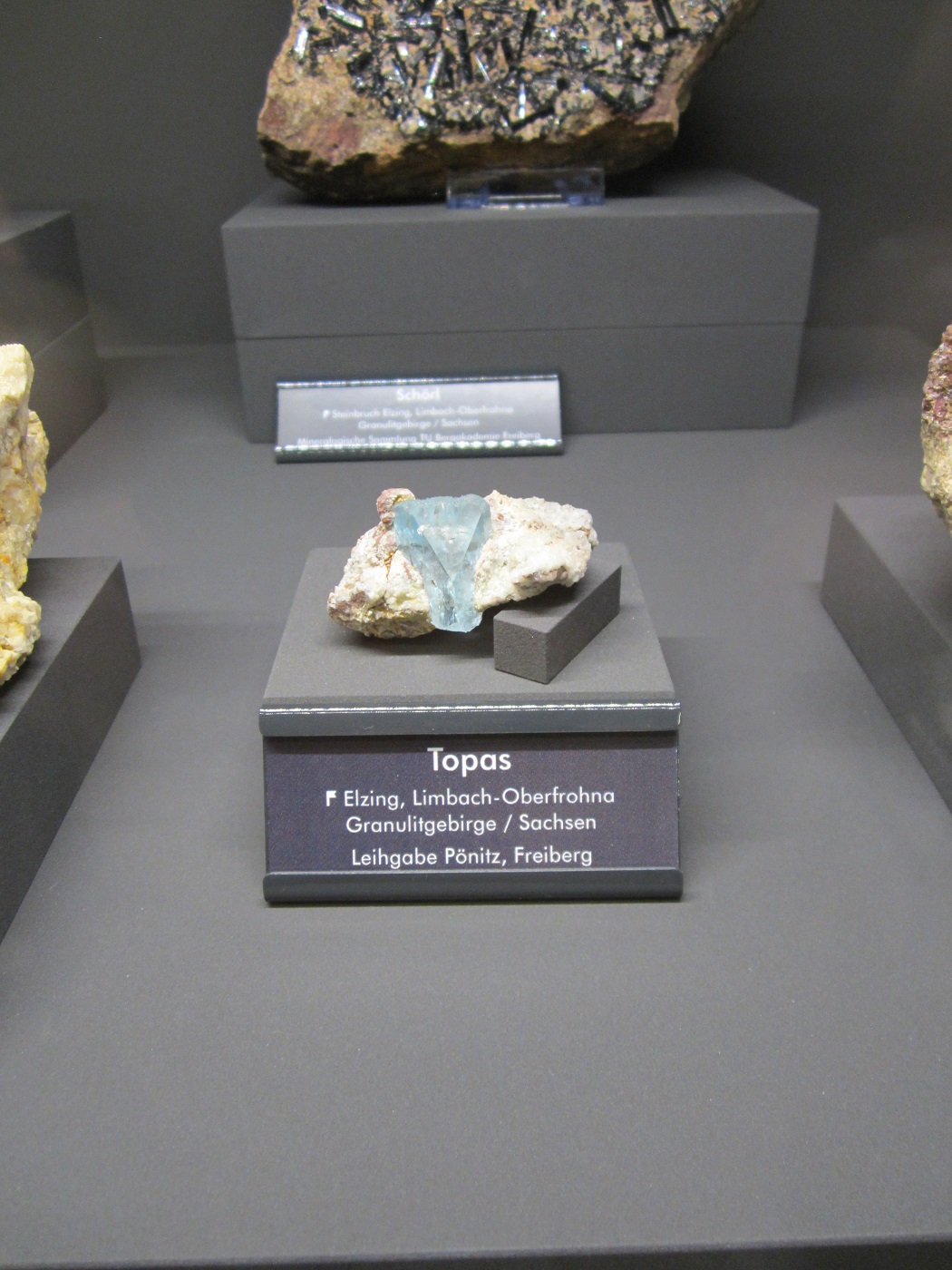 Topaz
Specimen size ~ 7 cm
(Autor: Tobi)