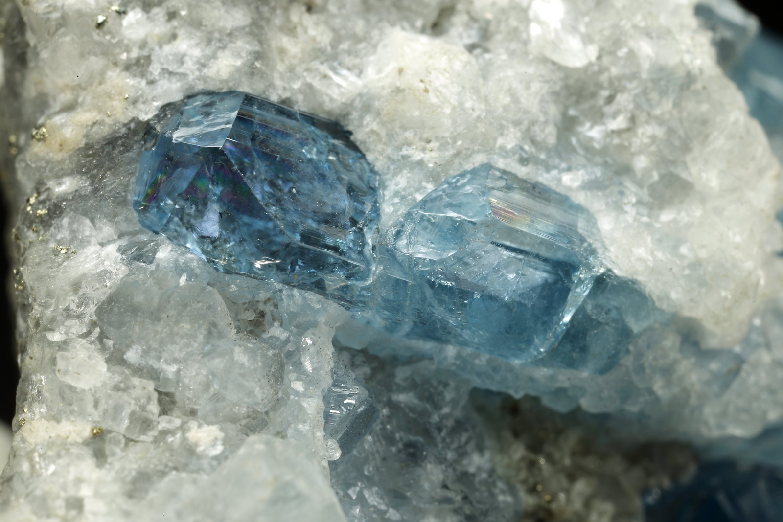 Euclase, Calcite, Pyrite
44x26x34mm, up to 7mm
(Autor: Fiebre Verde)