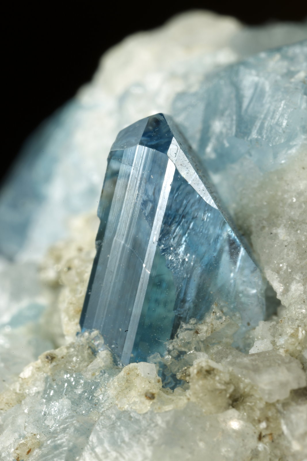 Euclase, Calcite, Pyrite
44x26x34mm, up to 7mm
(Autor: Fiebre Verde)