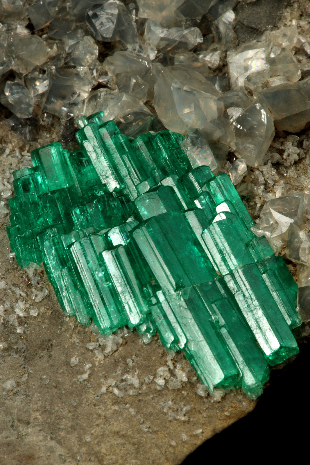 Beryl (variety emerald), Calcite, Pyrite, Albite
85x65x40mm, cluster=32x19mm
(Autor: Fiebre Verde)