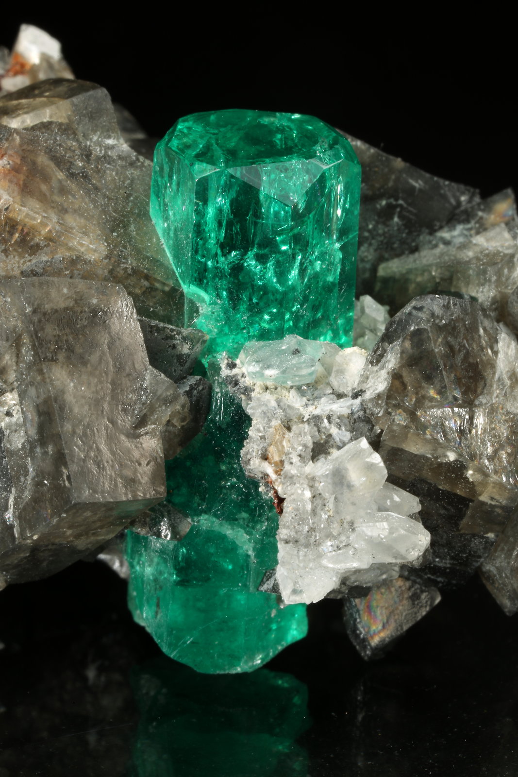 Beryl (variety emerald), Calcite, Dolomite
37x24x31mm, xl=24mm
(Autor: Fiebre Verde)