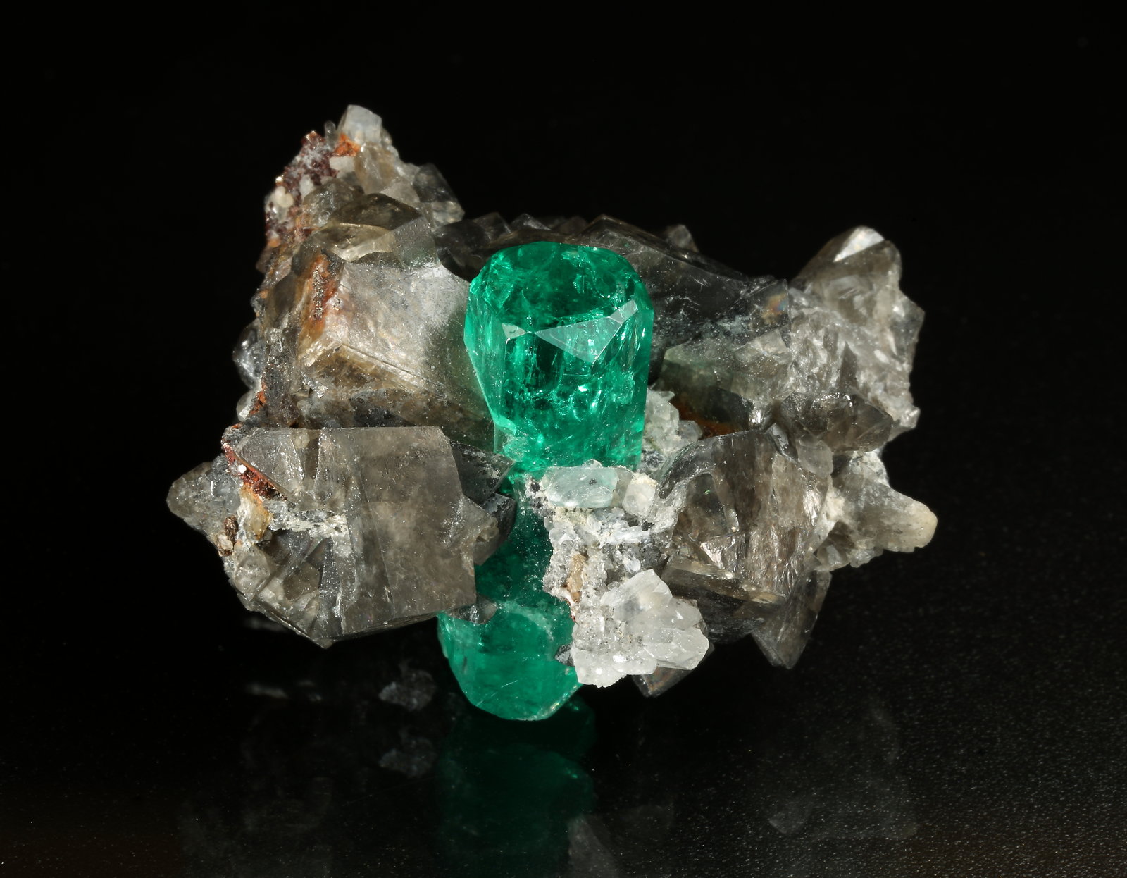Beryl (variety emerald), Calcite, Dolomite
37x24x31mm, xl=24mm
(Autor: Fiebre Verde)
