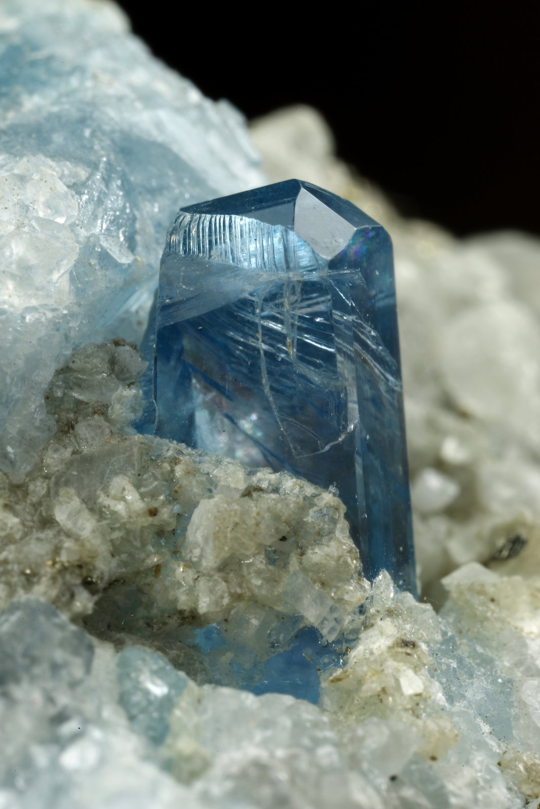 Euclase, Calcite, Pyrite
44x26x34mm, up to 7mm
(Autor: Fiebre Verde)