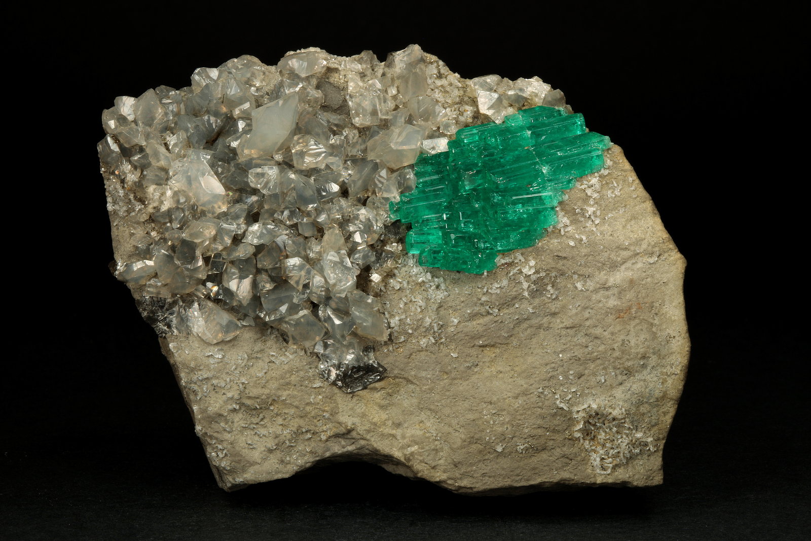Beryl (variety emerald), Calcite, Pyrite, Albite
85x65x40mm, cluster=32x19mm
(Autor: Fiebre Verde)