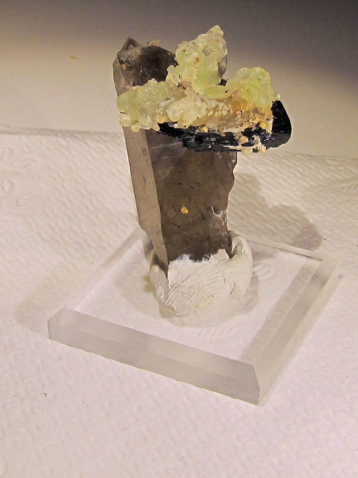 Opal (var. hyalite), Schorl (Tourmaline Group), Quartz (var. smokey)
50mm X 37mm X 37mm
(Autor: steven calamuci)