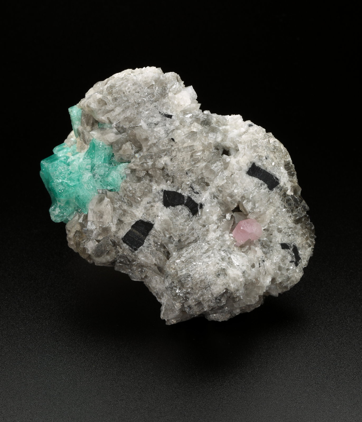 Beryl (variety emerald), Calcite, Fluorapatite
73x50x43mm, aggregate=25x15mm, fluorapatite xl=6mm
(Autor: Fiebre Verde)