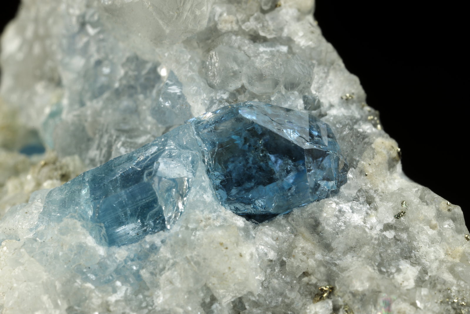 Euclase, Calcite, Pyrite
44x26x34mm, up to 7mm
(Autor: Fiebre Verde)