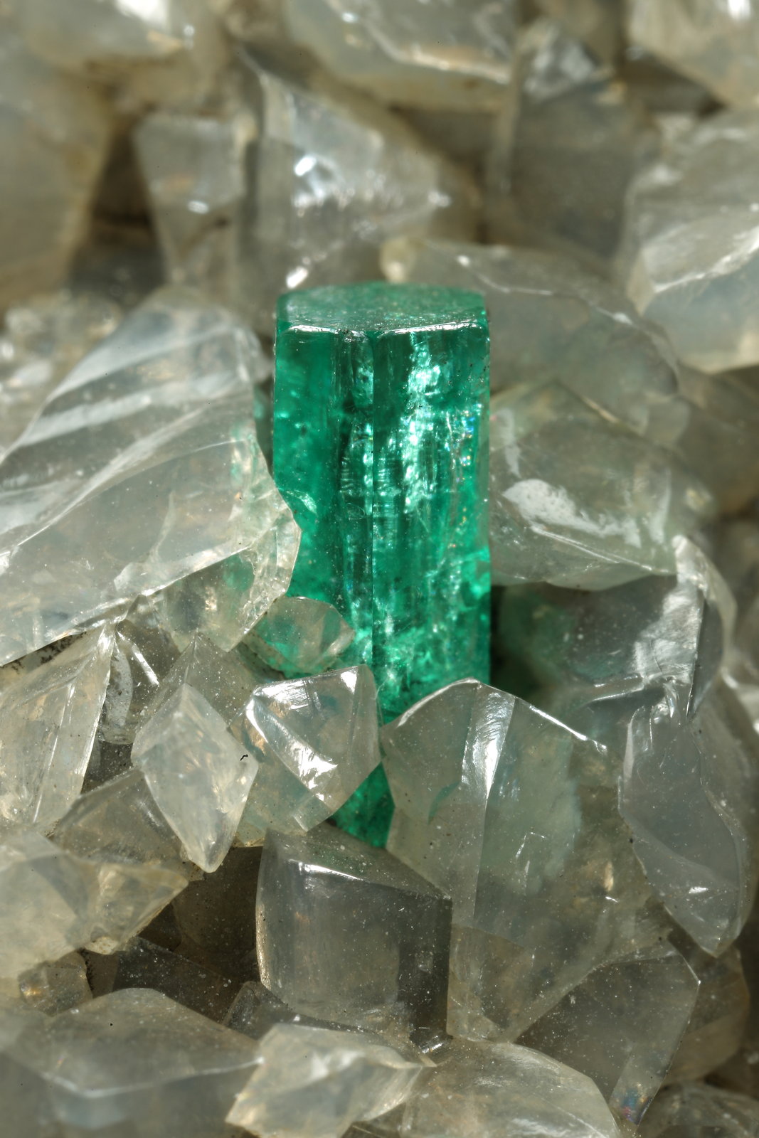 Beryl (variety emerald), Calcite, Dolomite
54x53x31mm, xl=5mm
(Autor: Fiebre Verde)