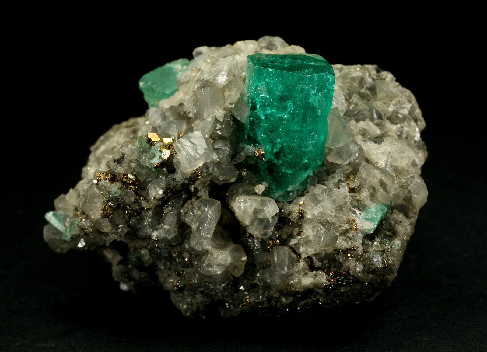 Beryl (variety emerald), Calcite, Pyrite
42x29x30mm
(Autor: Fiebre Verde)