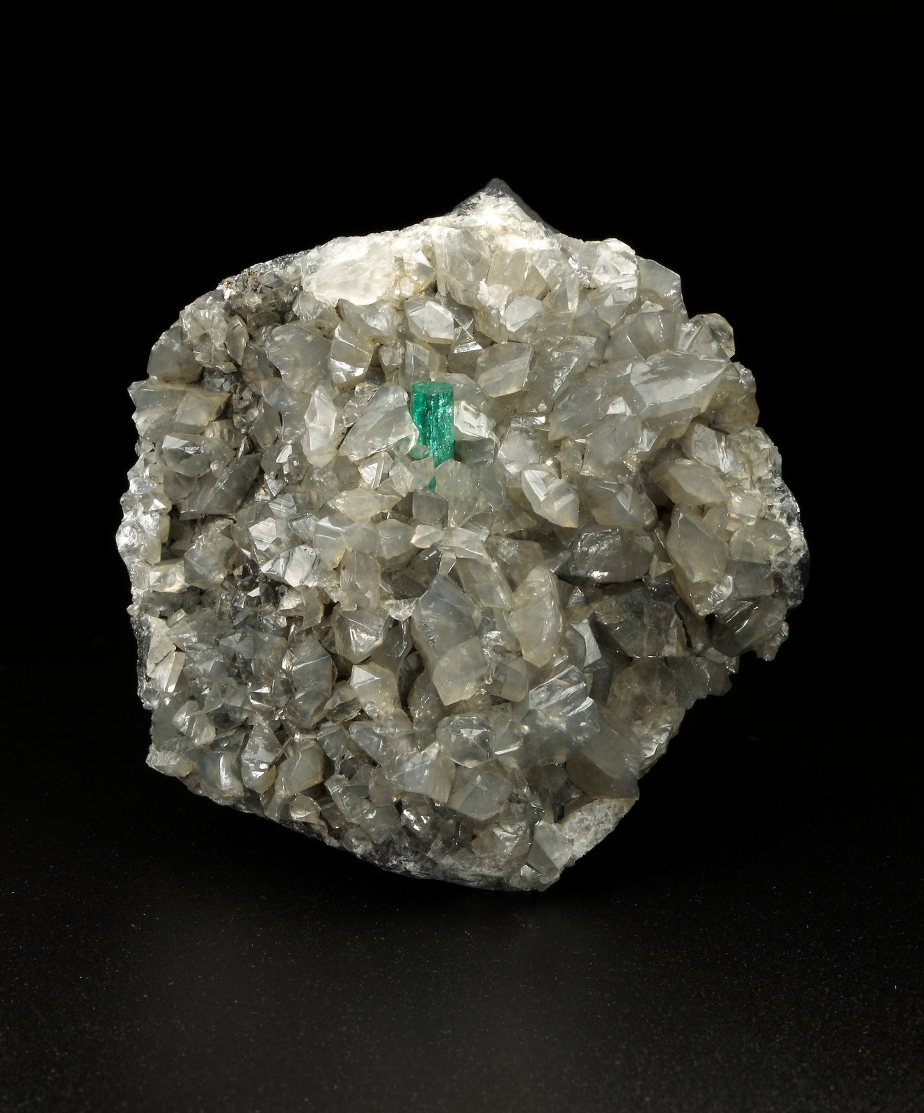 Beryl (variety emerald), Calcite, Dolomite
54x53x31mm, xl=5mm
(Autor: Fiebre Verde)