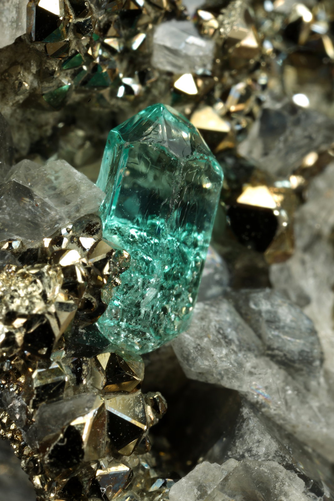 Beryl (variety emerald), Calcite, Pyrite
33x41x21mm, xl=8mm
(Autor: Fiebre Verde)