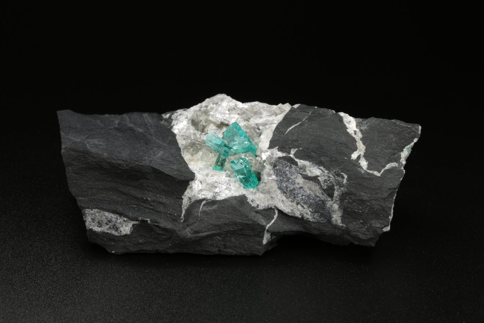 Beryl (variety emerald), Calcite, Pyrite
77x24x45mm, longest xl=7mm
(Autor: Fiebre Verde)
