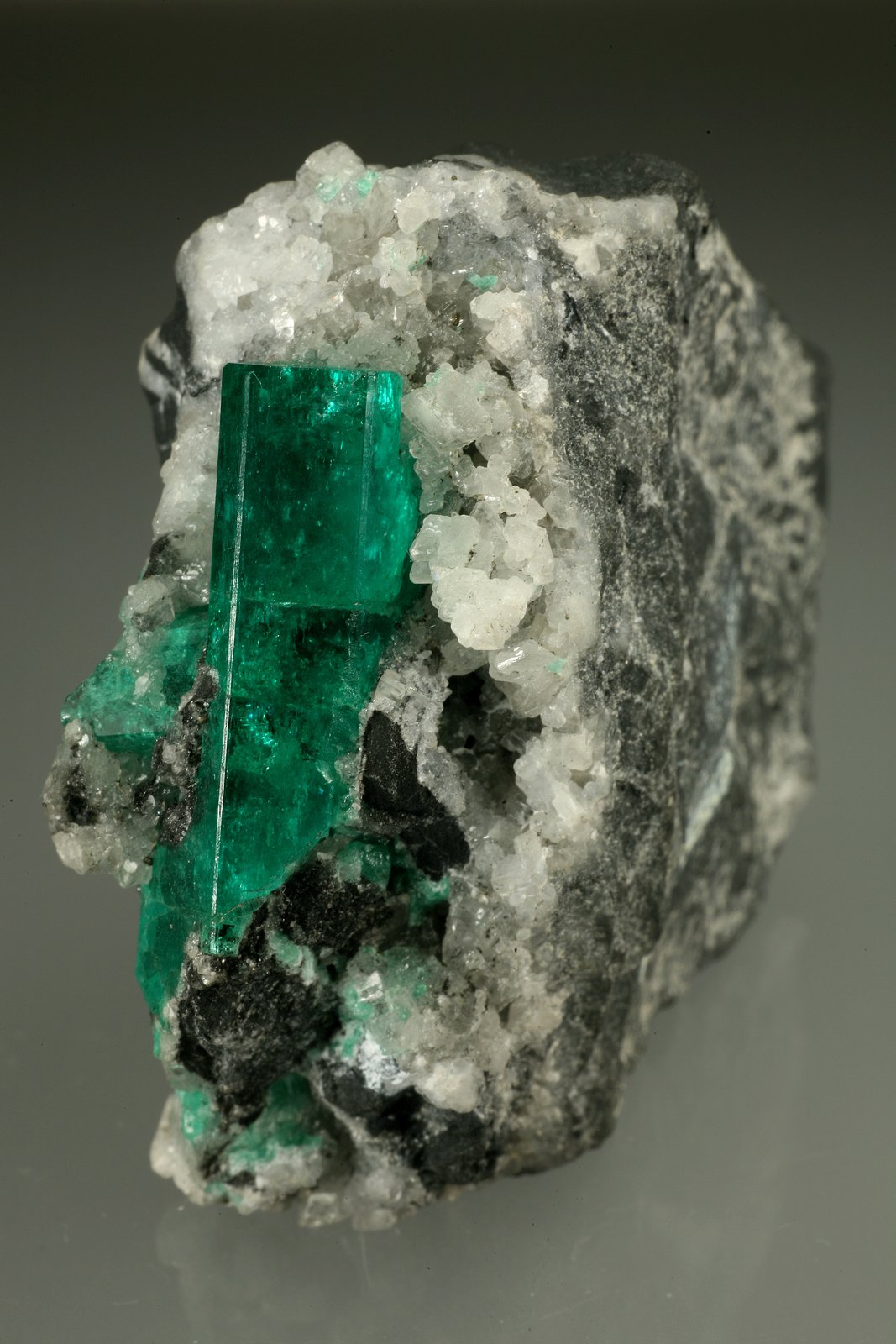 Beryl (variety emerald), Calcite
28x51x49mm, xl=30mm
(Autor: Fiebre Verde)