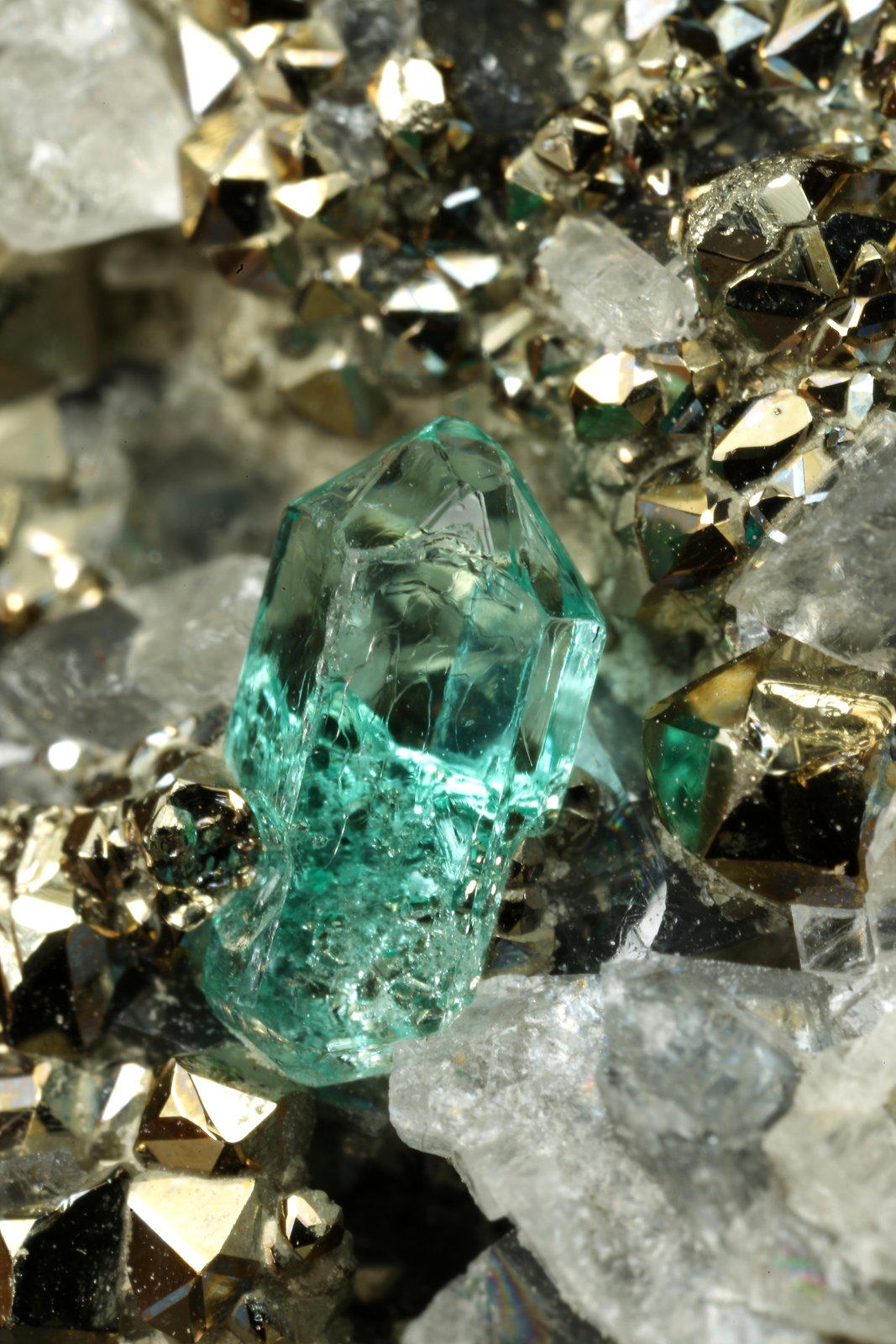 Beryl (variety emerald), Calcite, Pyrite
33x41x21mm, xl=8mm
(Autor: Fiebre Verde)