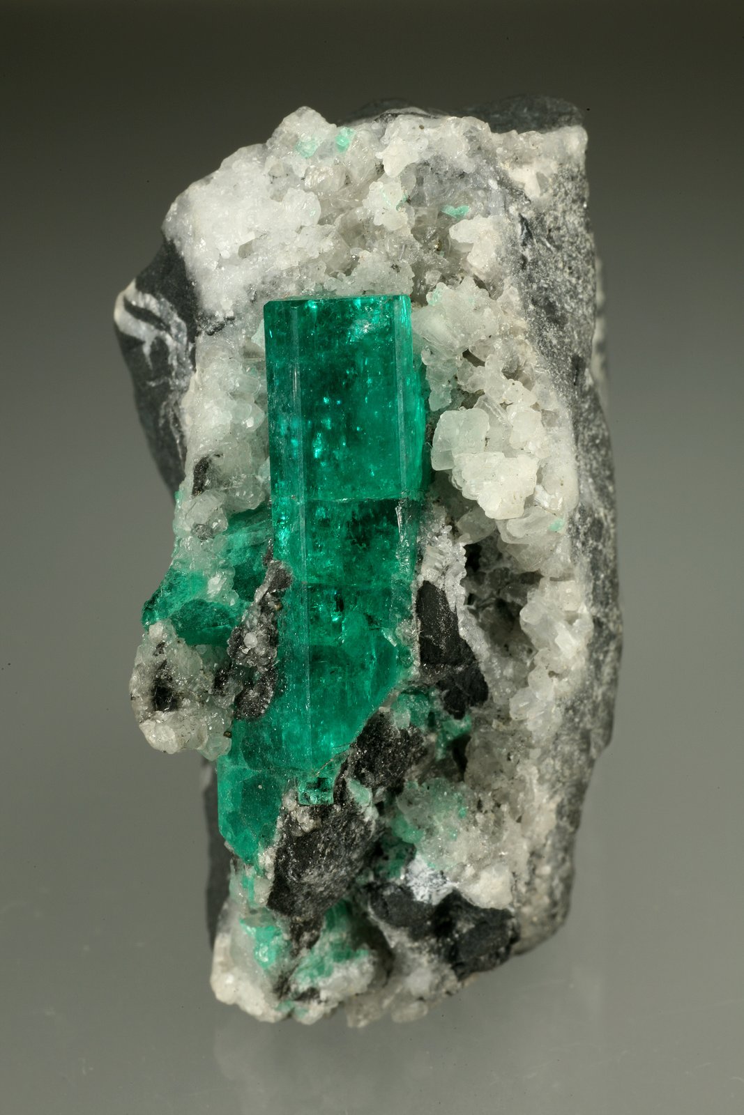 Beryl (variety emerald), Calcite
28x51x49mm, xl=30mm
(Autor: Fiebre Verde)