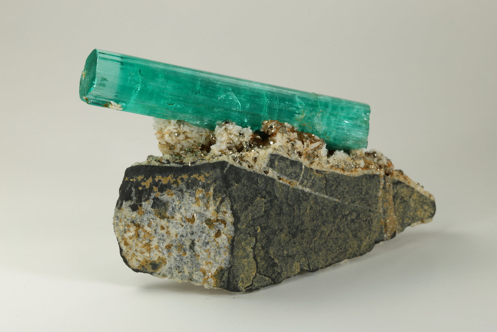 Beryl (variety emerald), Albite (variety cleavelandite), Pyrite
crystal=45mm
(Autor: Fiebre Verde)