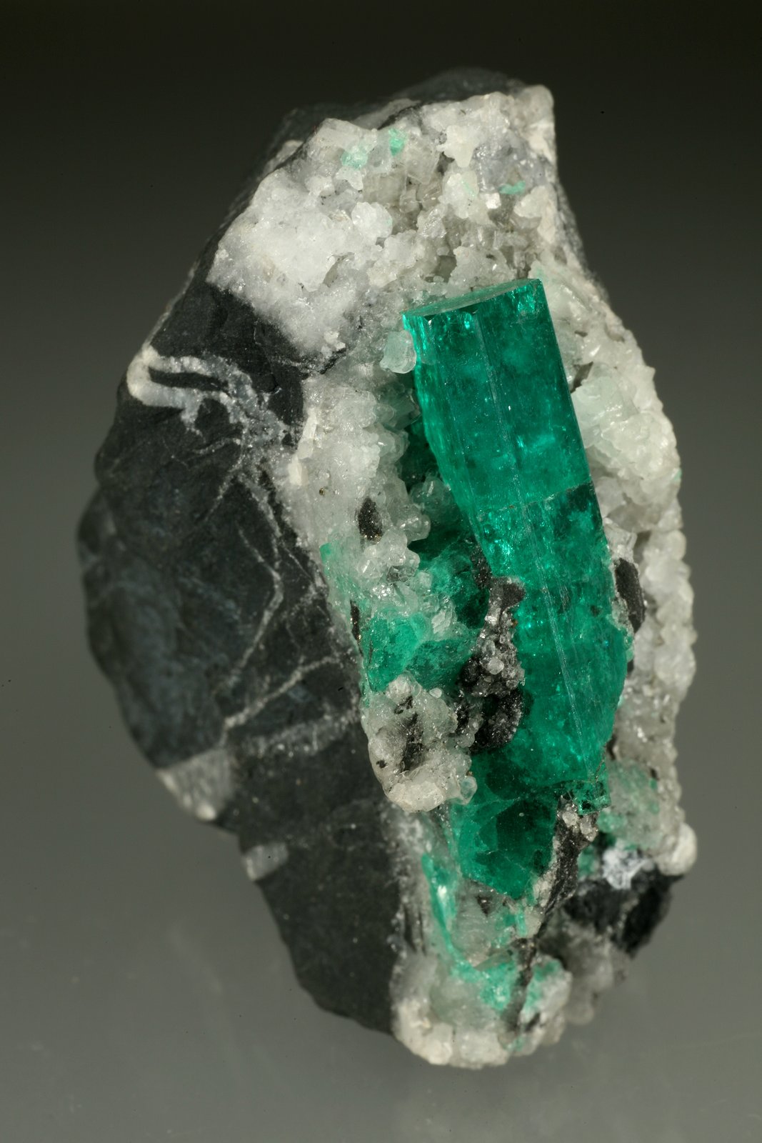 Beryl (variety emerald), Calcite
28x51x49mm, xl=30mm
(Autor: Fiebre Verde)