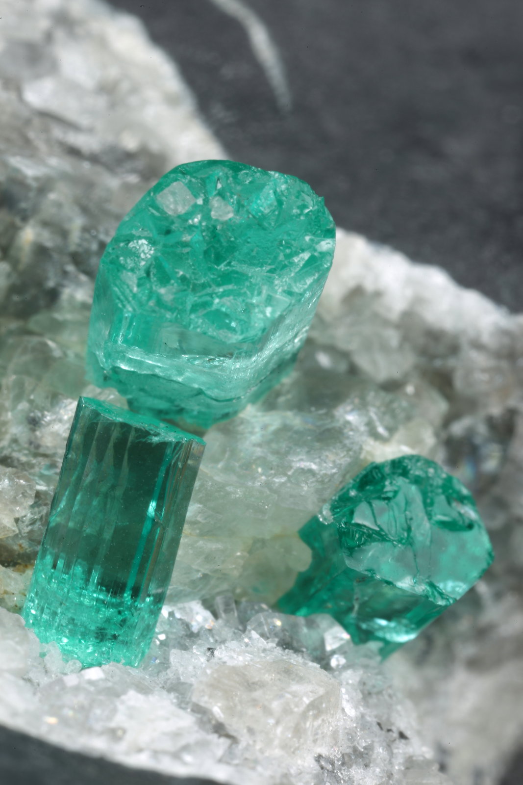 Beryl (variety emerald), Calcite, Pyrite
77x24x45mm, longest xl=7mm
(Autor: Fiebre Verde)