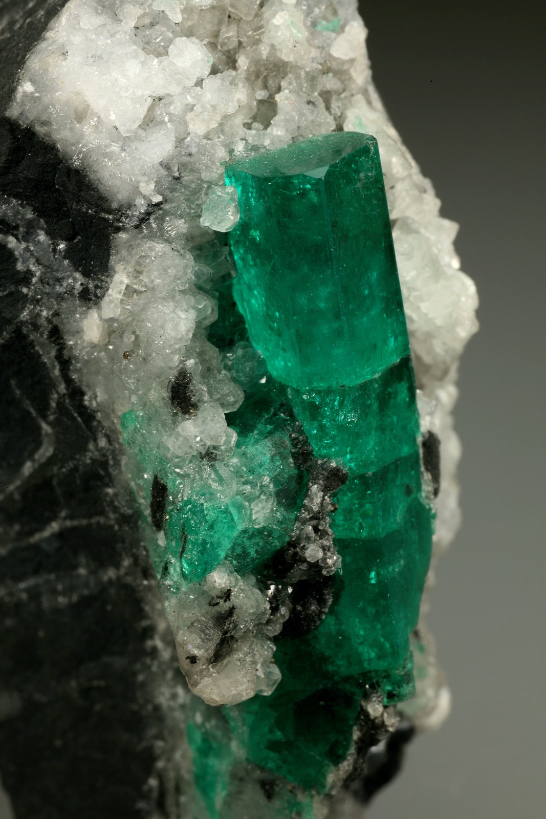 Beryl (variety emerald), Calcite
28x51x49mm, xl=30mm
(Autor: Fiebre Verde)